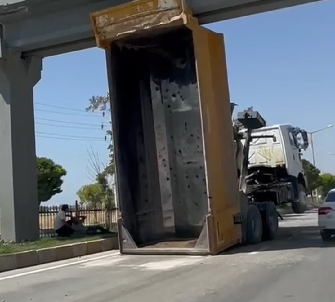 Van’da damperi açılan kamyon üst geçitte mahsur kaldı