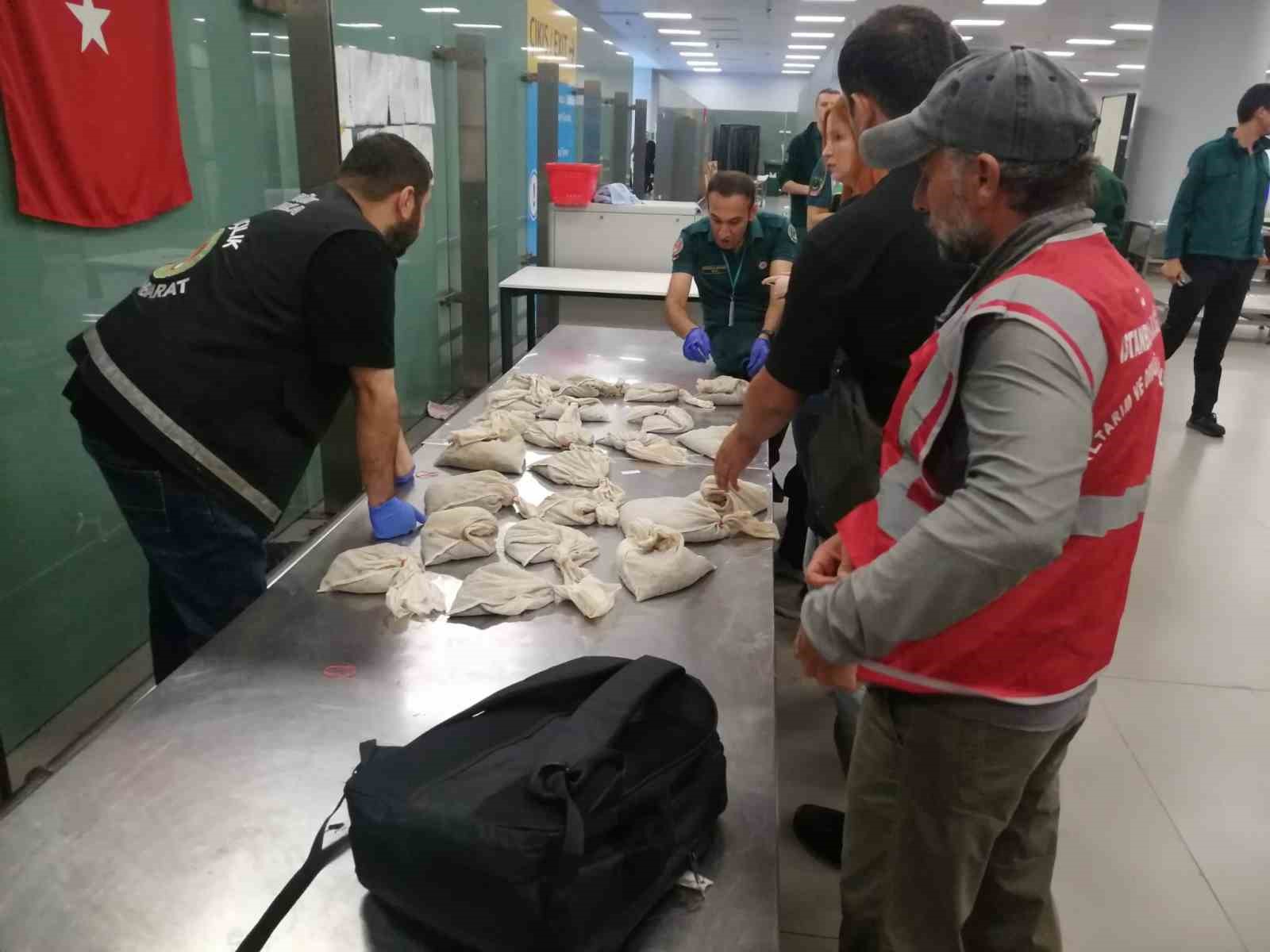 Havalimanı’nda 20 bin adet canlı tıbbi sülük ele geçirildi