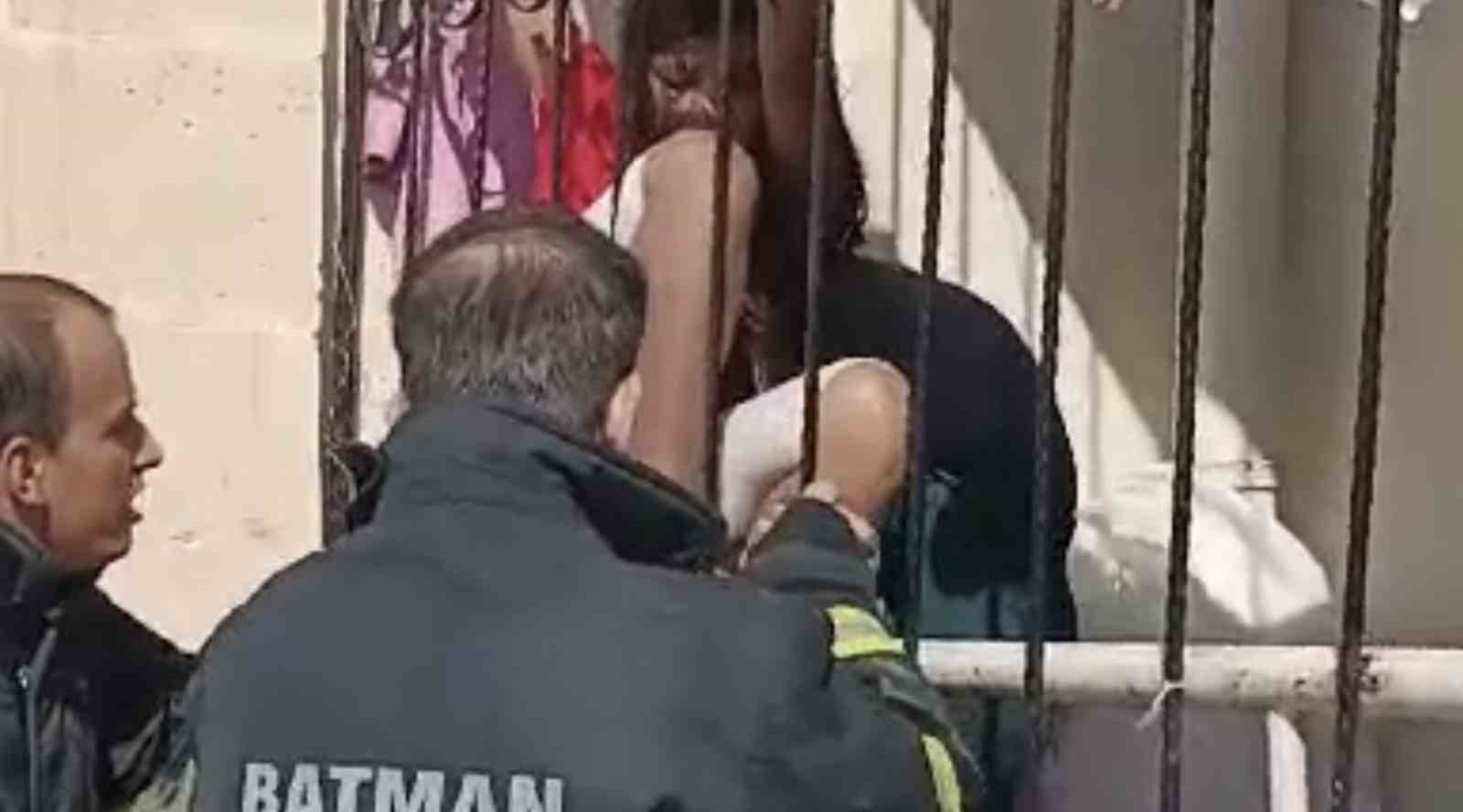 Balkon korkuluklarına sıkışan çocuğu itfaiye kurtardı