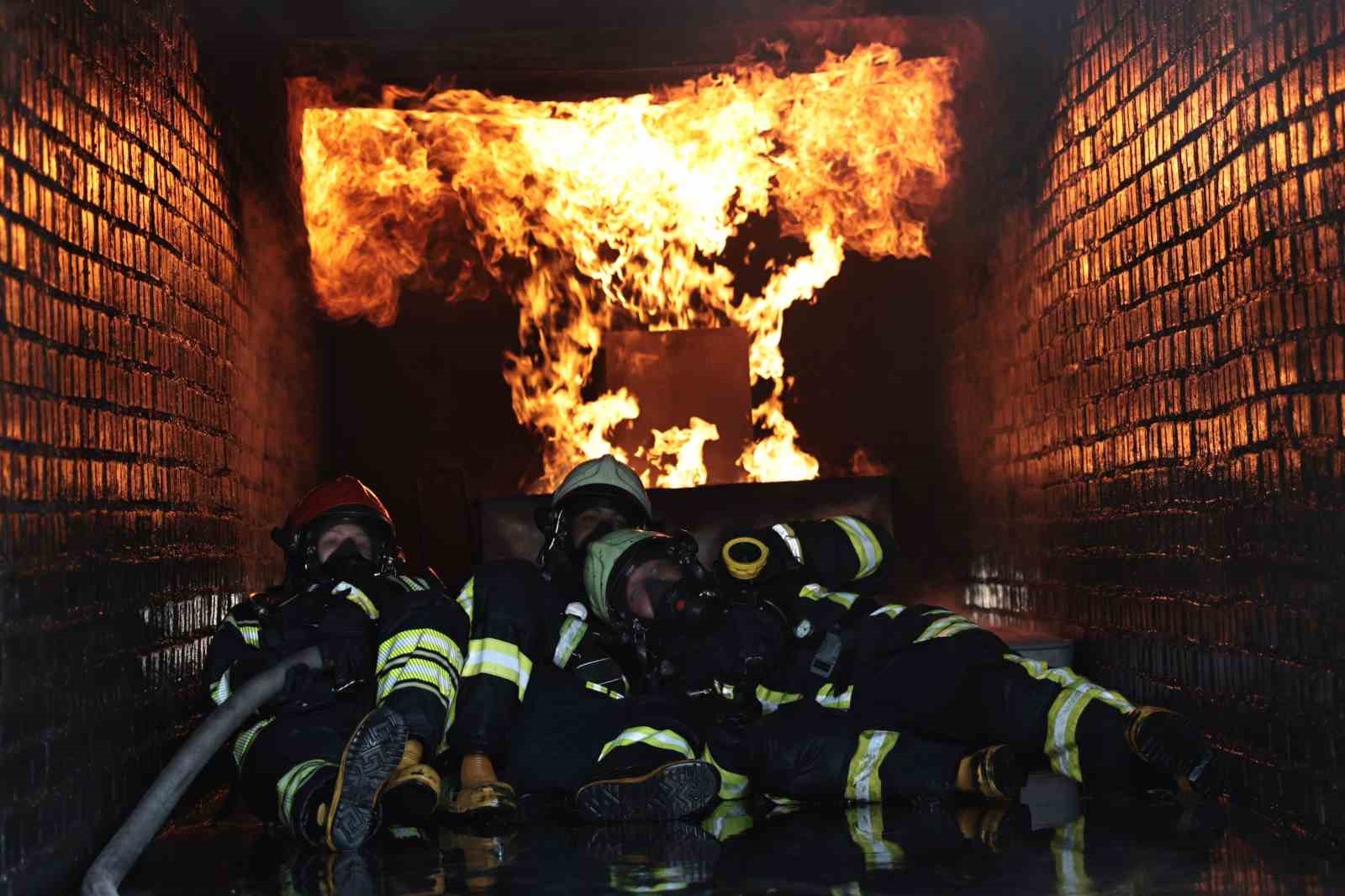 Meslekleri için alevlerle mücadele ettiler