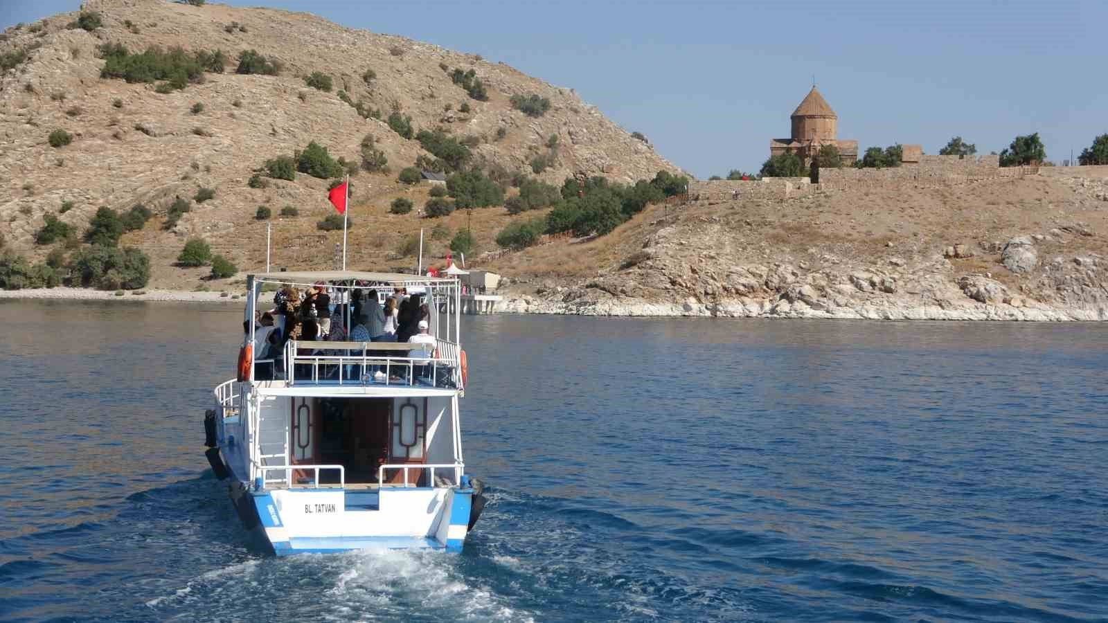 Van’ın Akdamar Kilisesi’nde 12’nci kez ayin yapılıyor