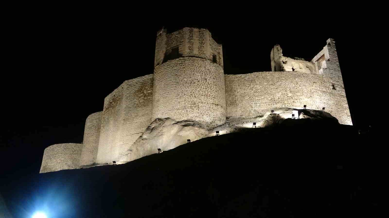 Hoşap Kalesi ihtişamı ile göz kamaştırıyor