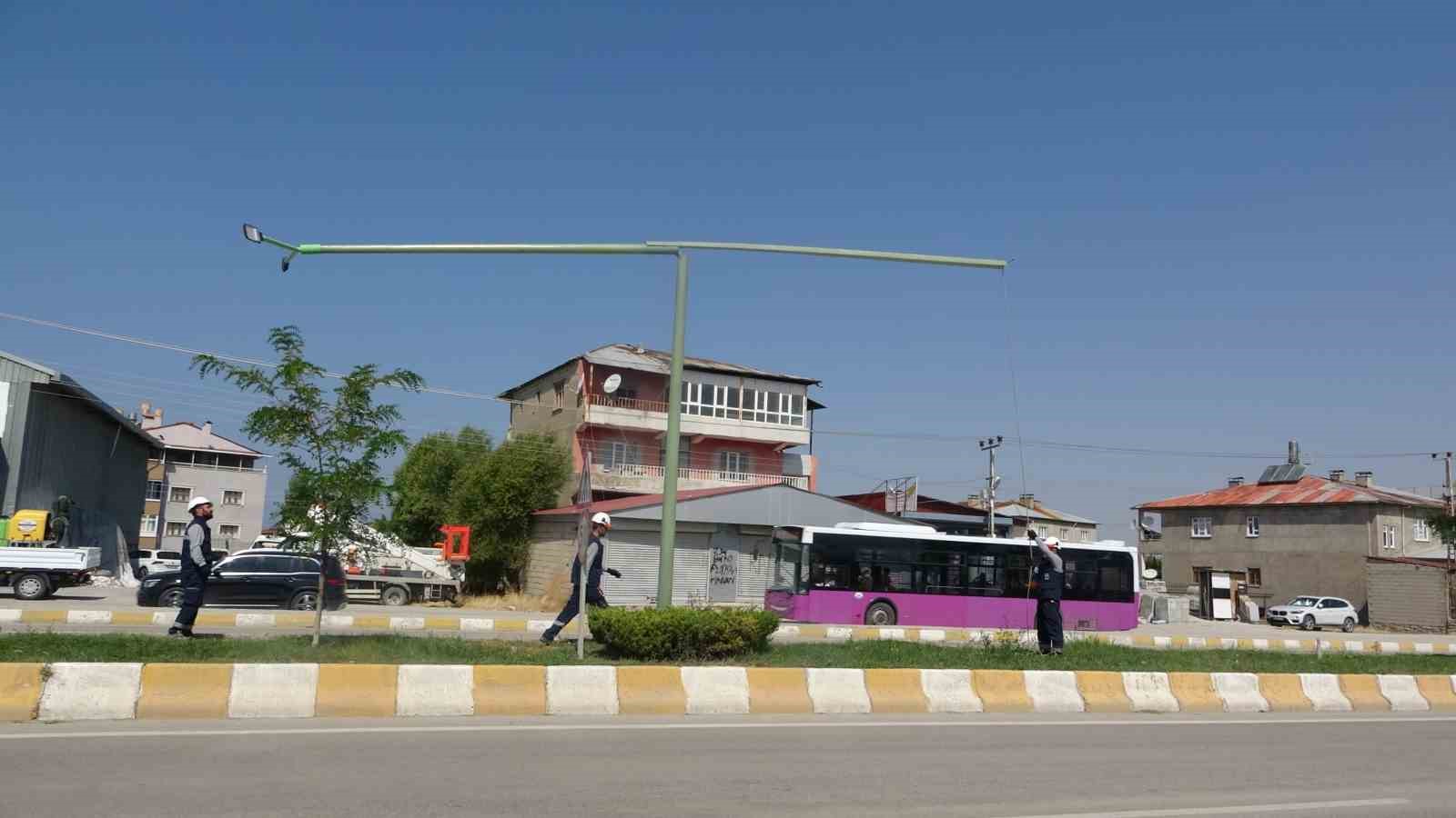 Türkiye’de ilk: Van’da ekipler direğe çıkmadan arızayı gideriyor