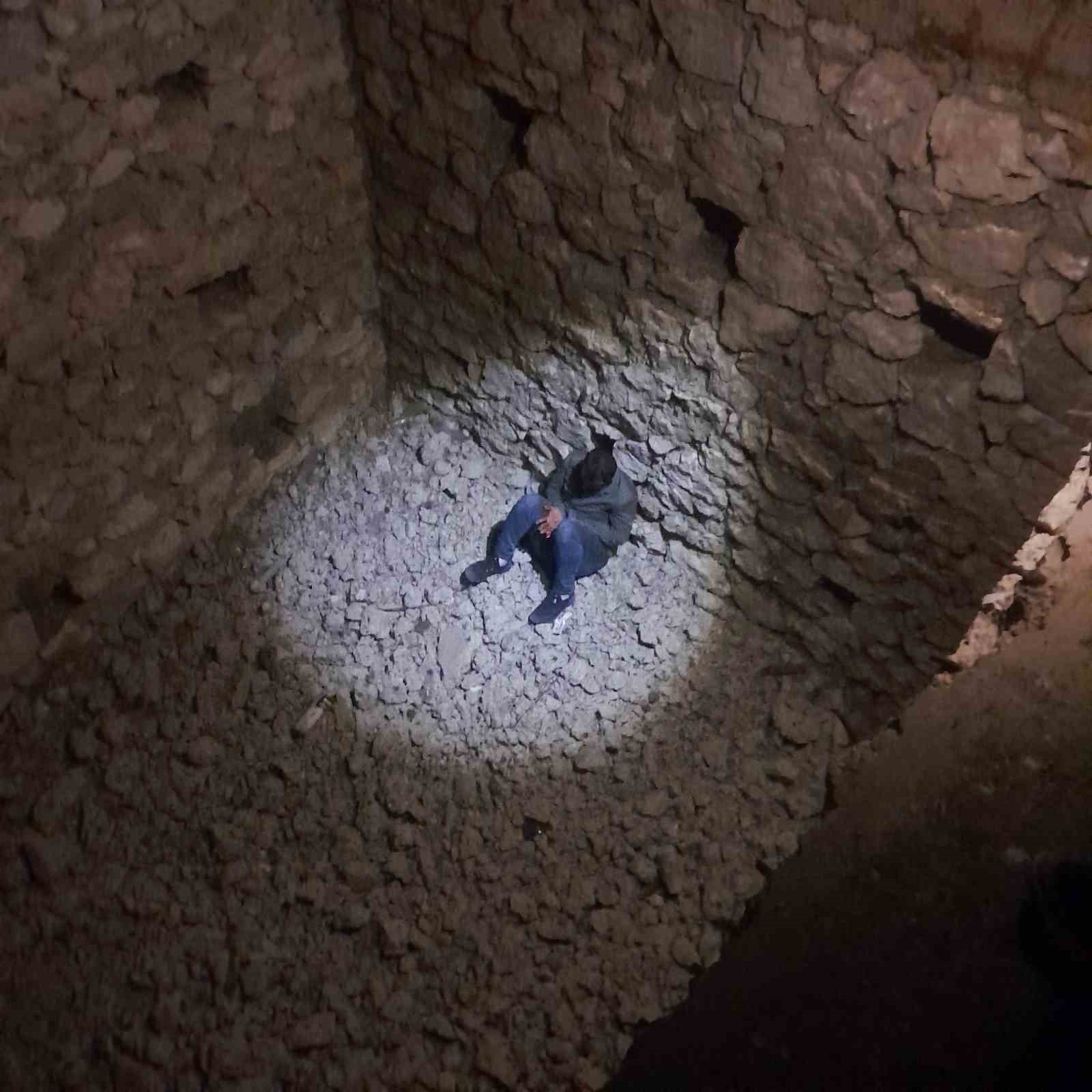 Van’da kuyuya düşen kişi 4,5 saatin sonunda kurtarıldı