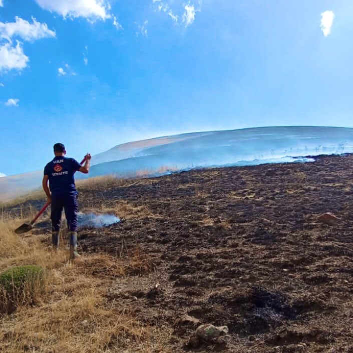 Van’da dağlık arazide yangın