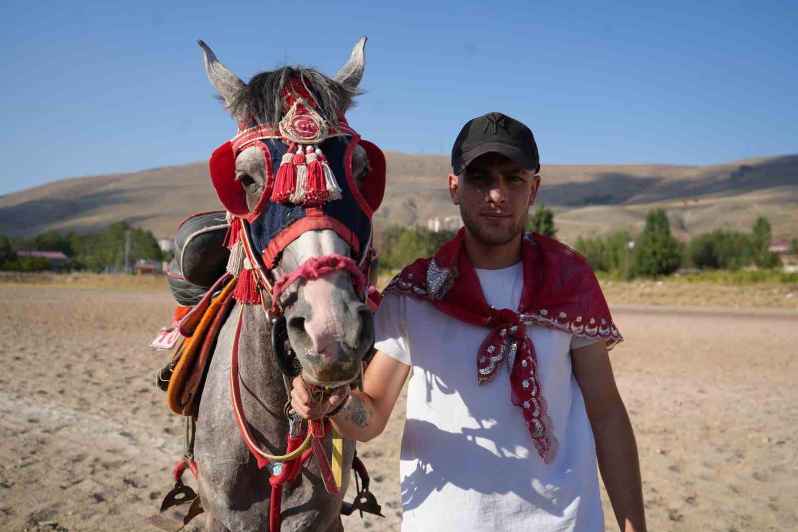 Ciritçi baba oğlunu askere cirit müsabakasıyla uğurladı