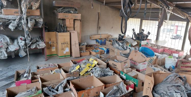 Van’da yedek parça satış dükkanında yangın