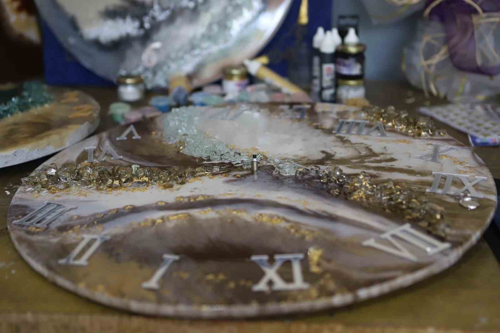 Kadınlar atık camları hem sanata hem kazanca dönüştürüyor