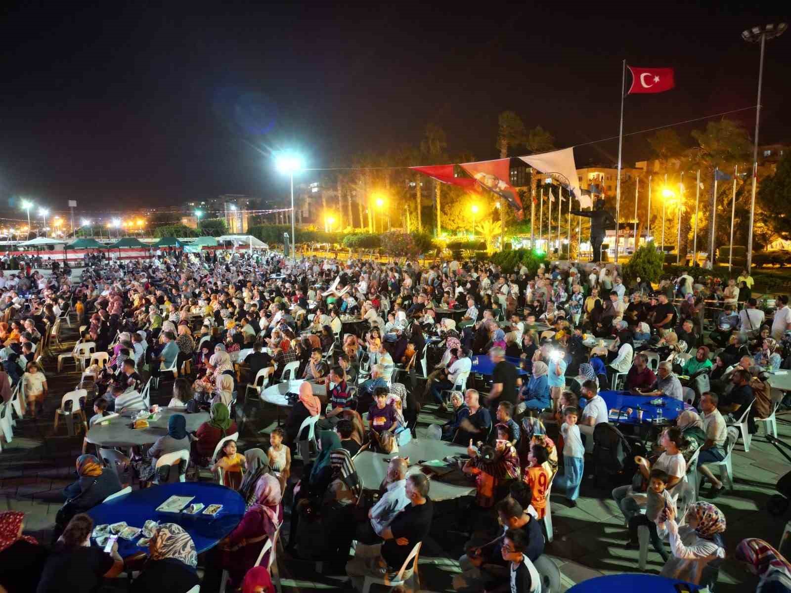 Meydanlar Peygamber sevdalıları ile doldu