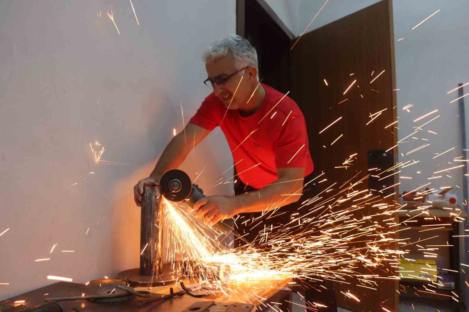 Topladığı malzemeler ile geleceğin şampiyonlarını yetiştiriyor