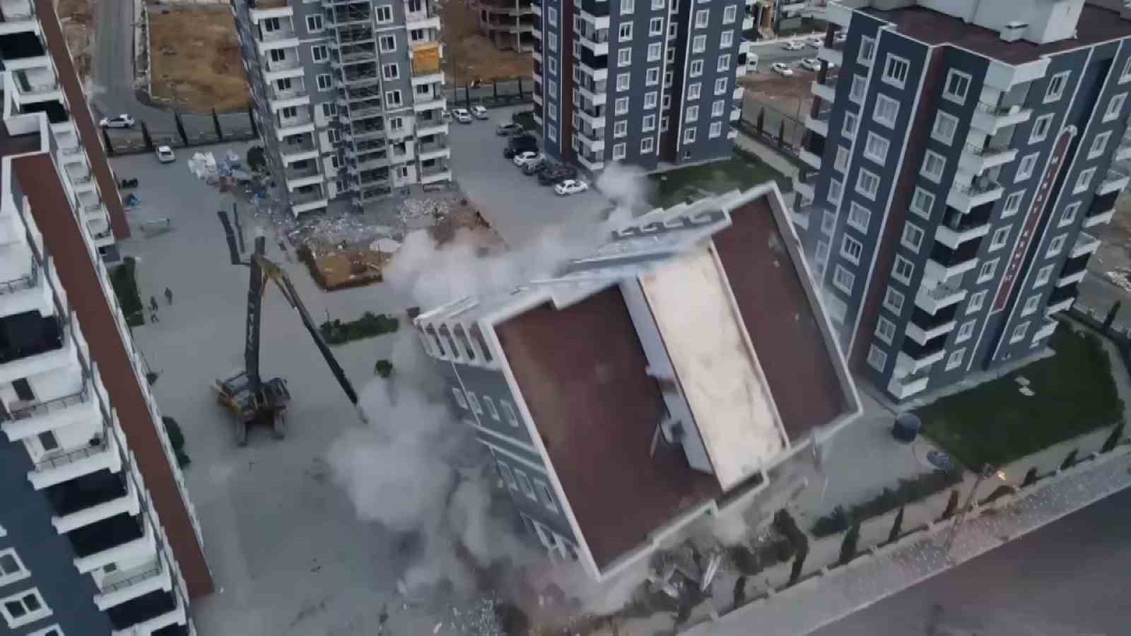 Ağır hasarlı 9 katlı binanın yıkılma anları kameraya yansıdı