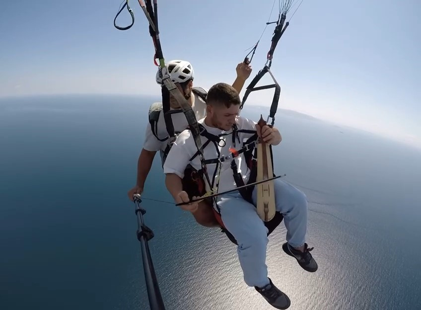 Paraşütle uçarken kemençe çaldı