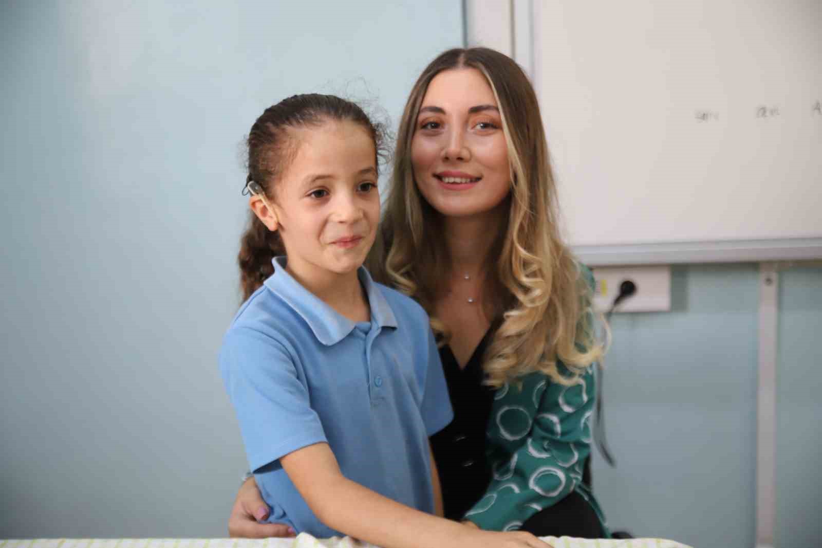 7 yaşındaki Ecrin işitme cihazı başarıya ulaştı