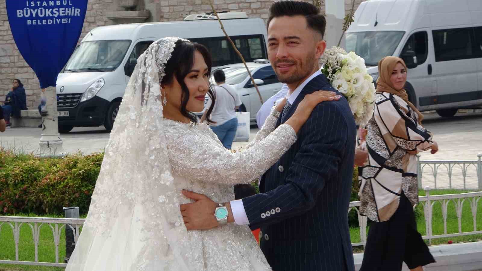 Taksim’de objektiflere gülümseyen Faslı gelin ve damada yoğun ilgi