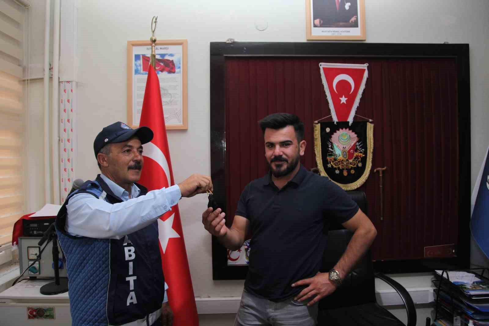 Esnaf, yerde bulduğu bir kese altını sahibine teslim etti