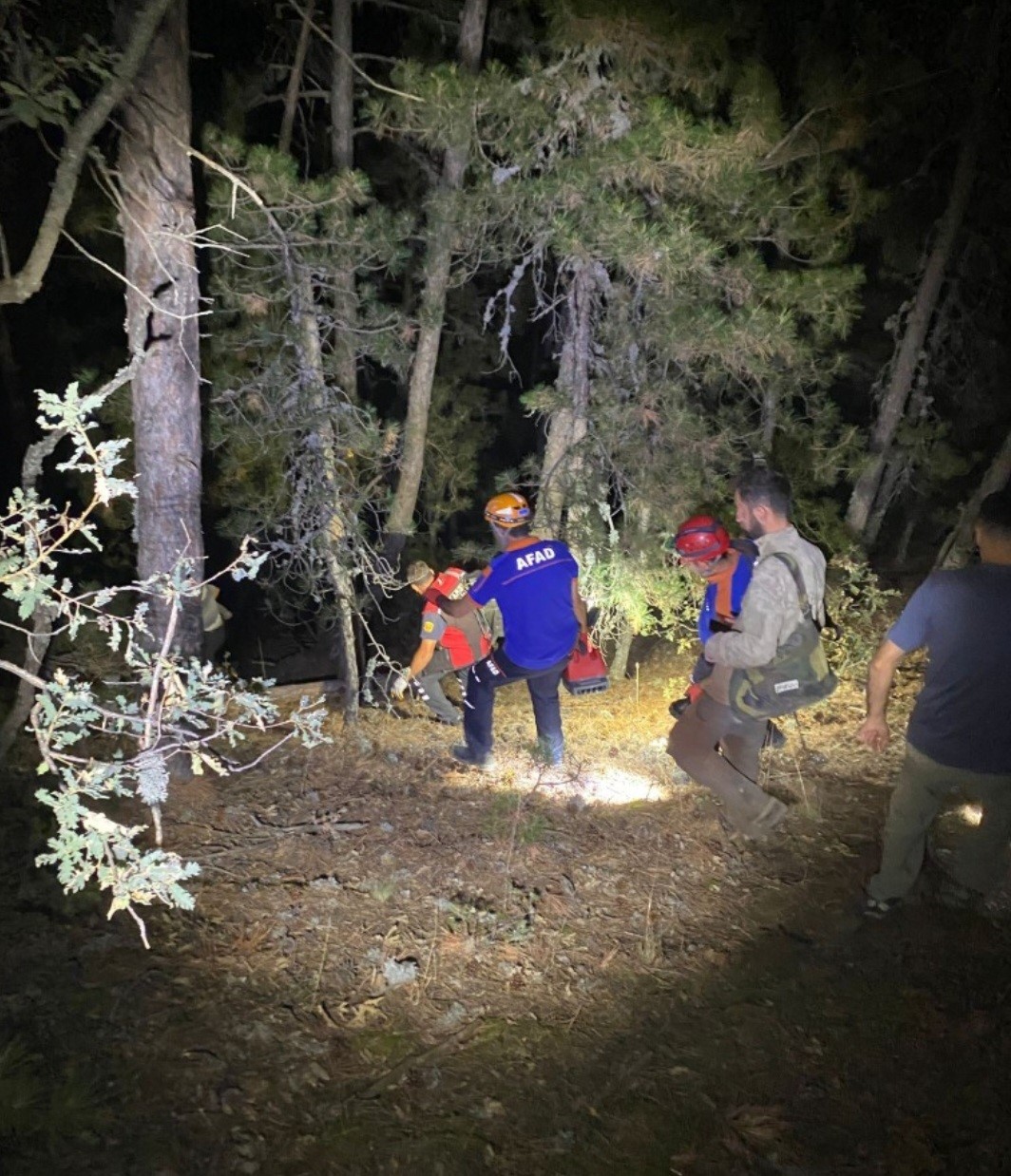 Dere yatağına uçan baba ve oğlunu AFAD kurtardı