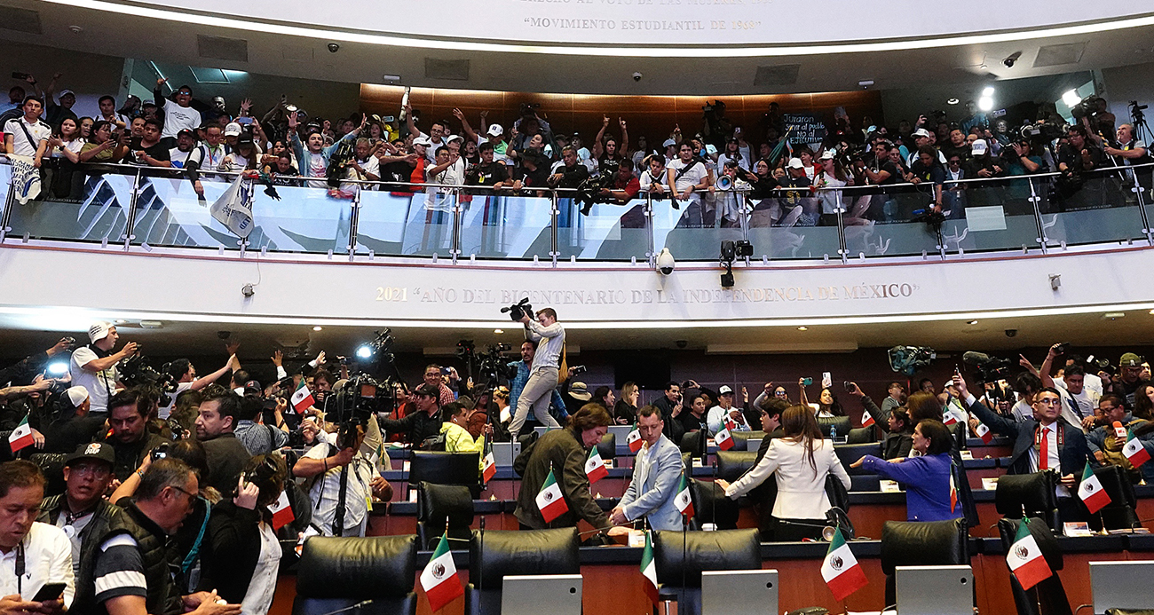 Meksika’da halk Senato’yu bastı