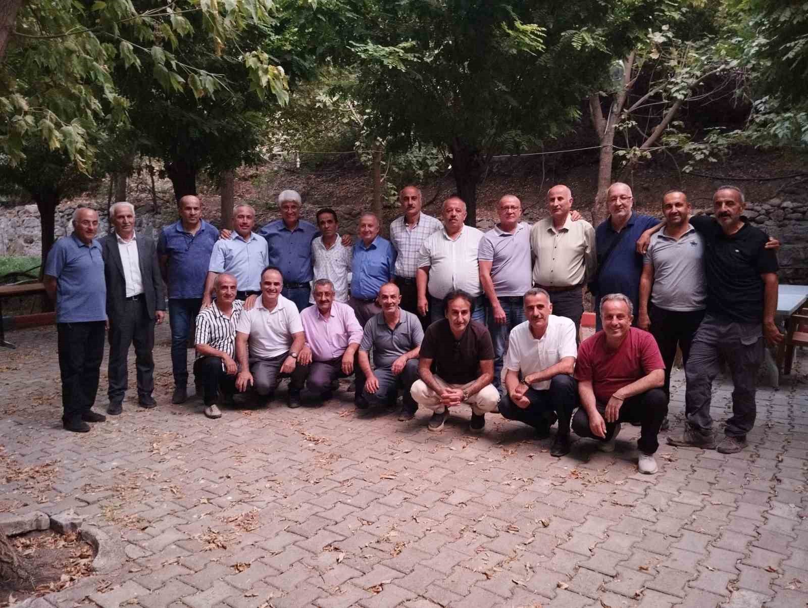 42 yıl sonra öğrencileri ile buluştu