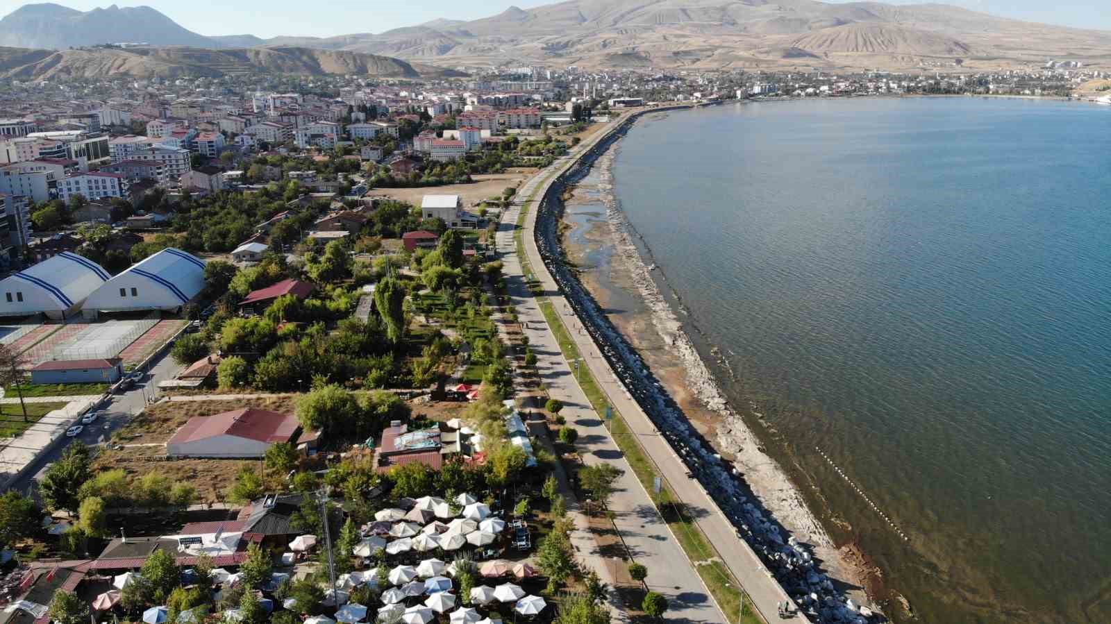 Van Gölü çekilmeye devam ediyor