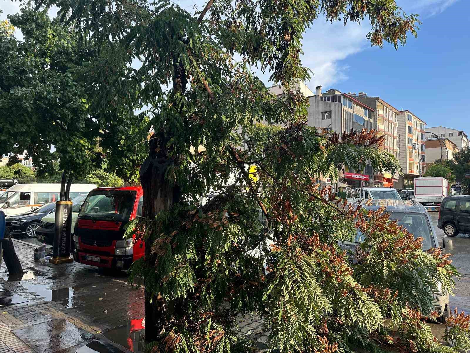 Kağızman’da şiddetli rüzgar çatıları uçurdu