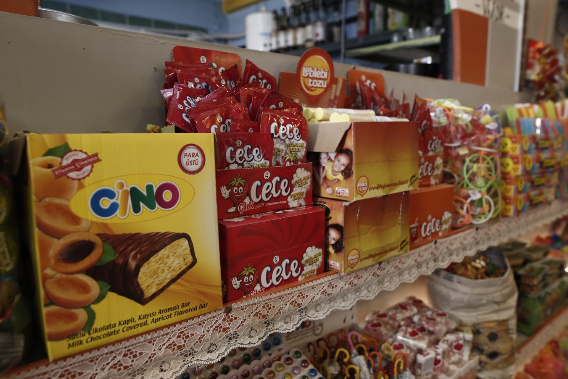 Bu bakkal ziyaretçilerini 90’lara götürüyor