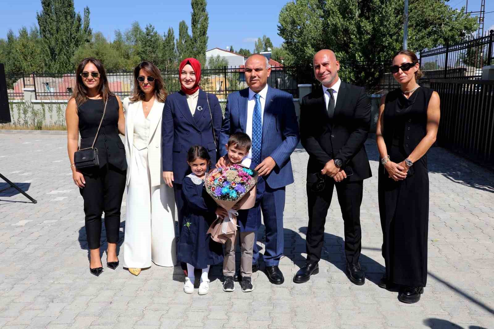 Doğduğu evi kütüphaneye çevirdi, bahçesinde okul yaptı