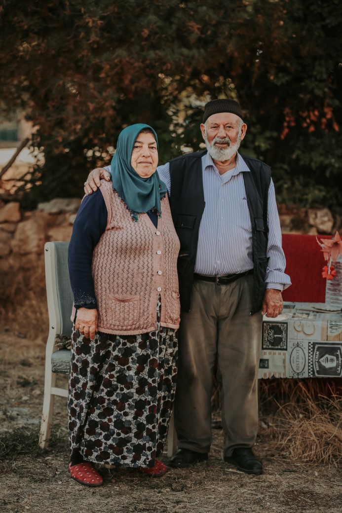 Elini hanımının omzuna koymak için izin istedi, görüntüyü milyonlarca kişi izledi