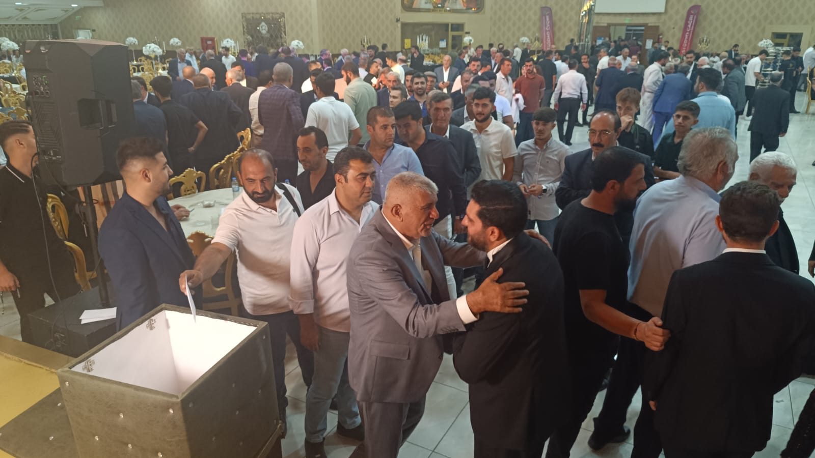 Van’da yapılan aşiret düğününde örnek davranış: Paralar zarfa bırakılıp sandığa atıldı