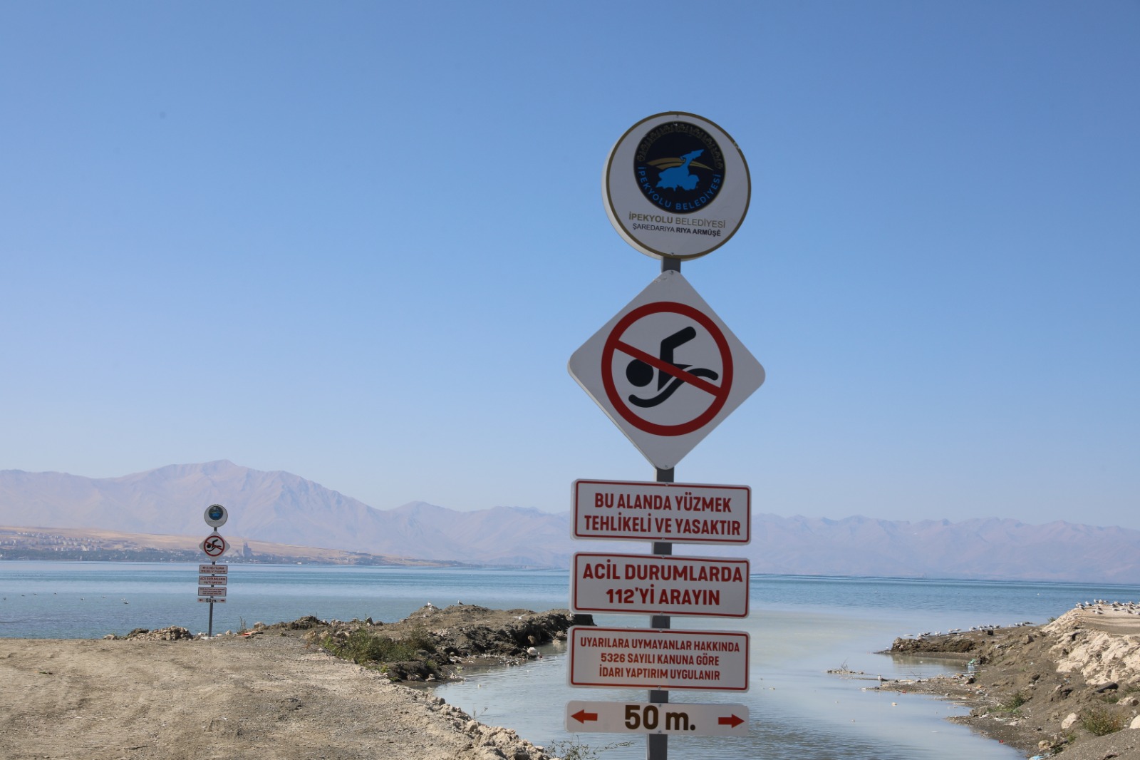 Van Gölü kıyısına boğulmaları önlemek için uyarı levhası asıldı 
