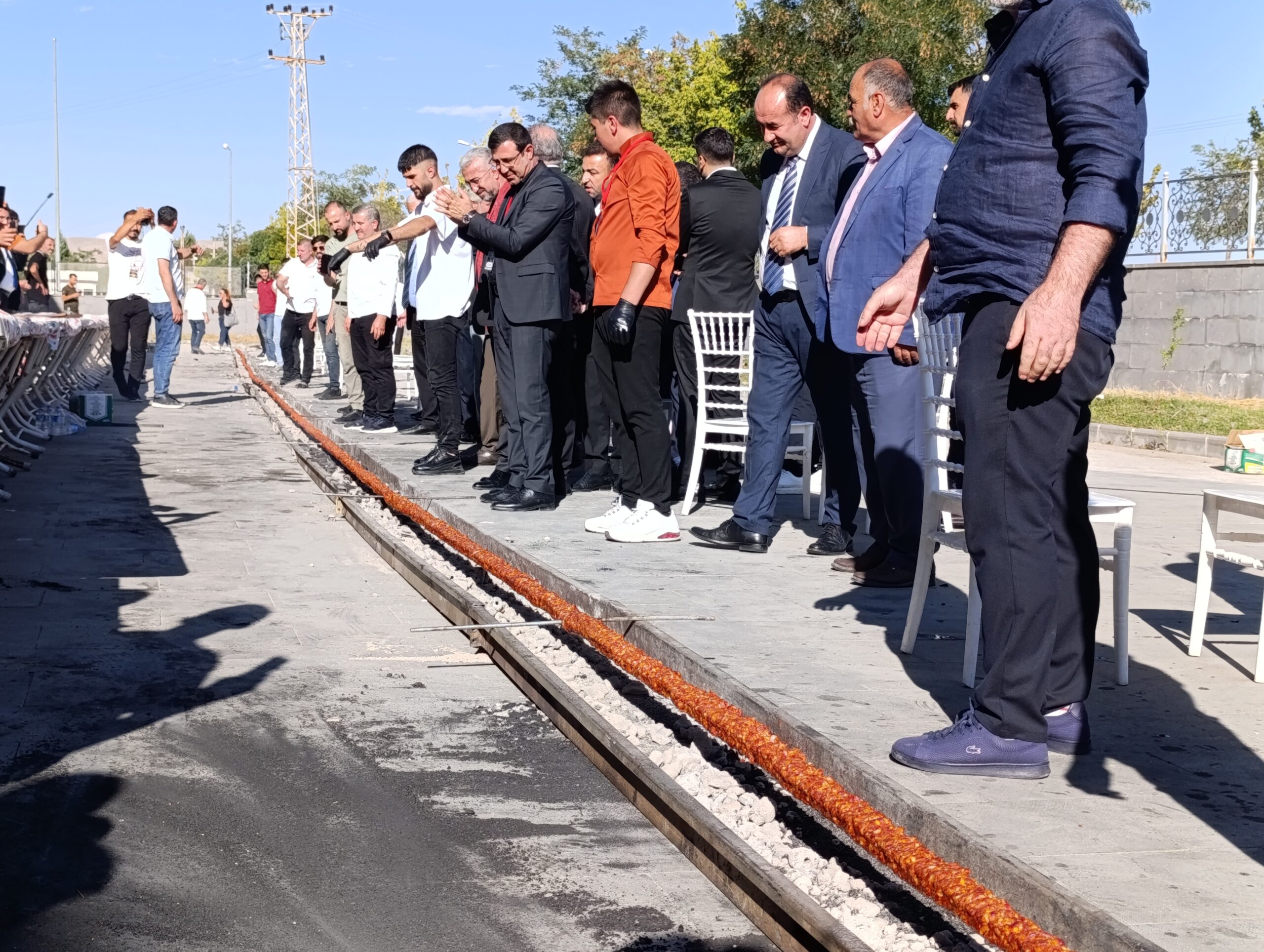 Van’da tek şişte 65 metre kebap yapıldı