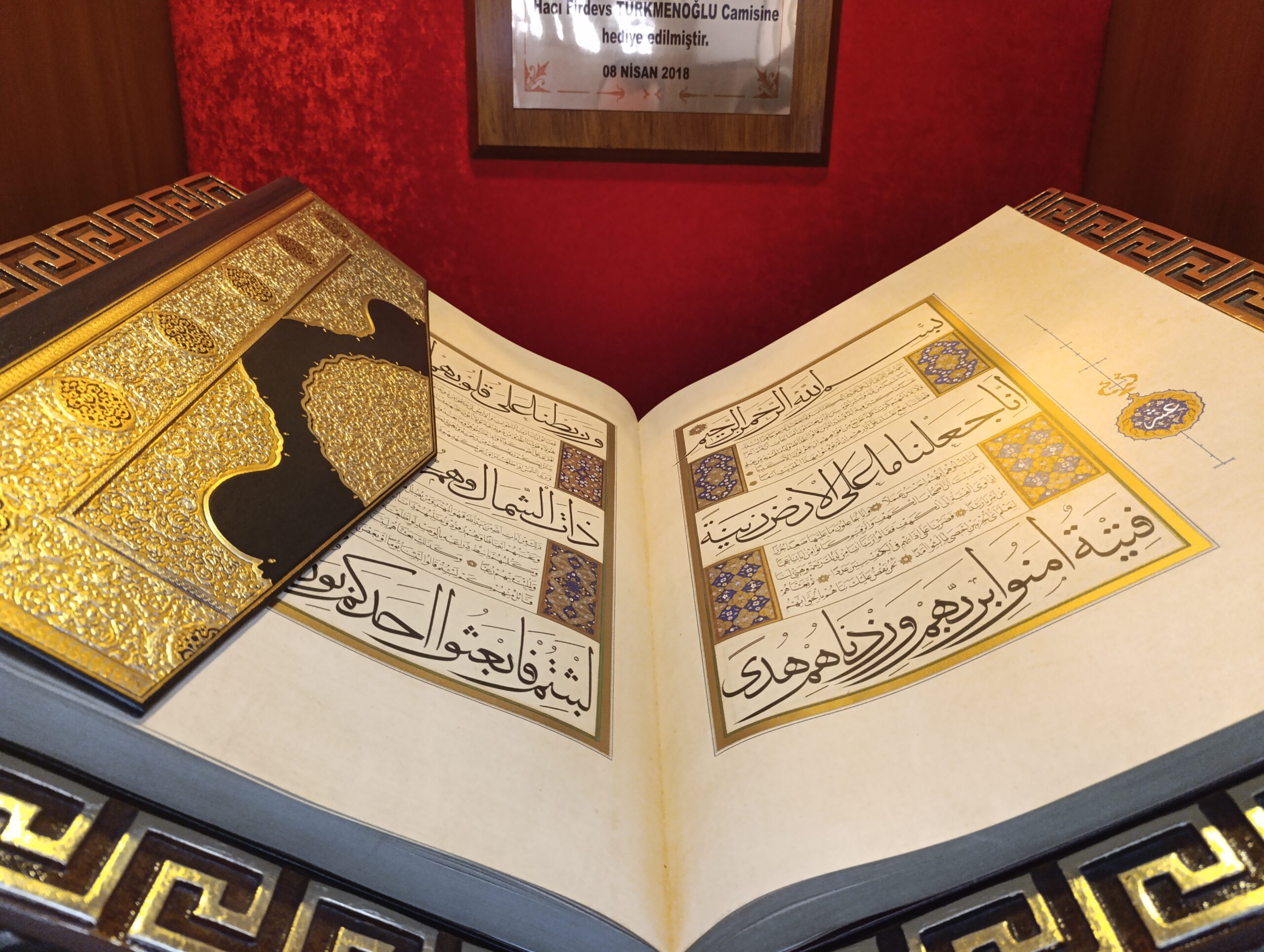 Cumhurbaşkanı Erdoğan’ın Van’daki camiye hediye ettiği Kur’an-ı Kerim yoğun ilgi görüyor