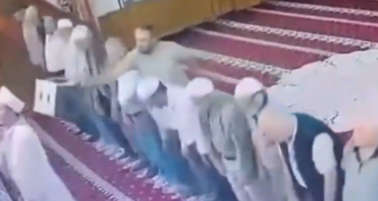 İmama tabure ile saldıran şahıs neye uğradığını şaşırdı