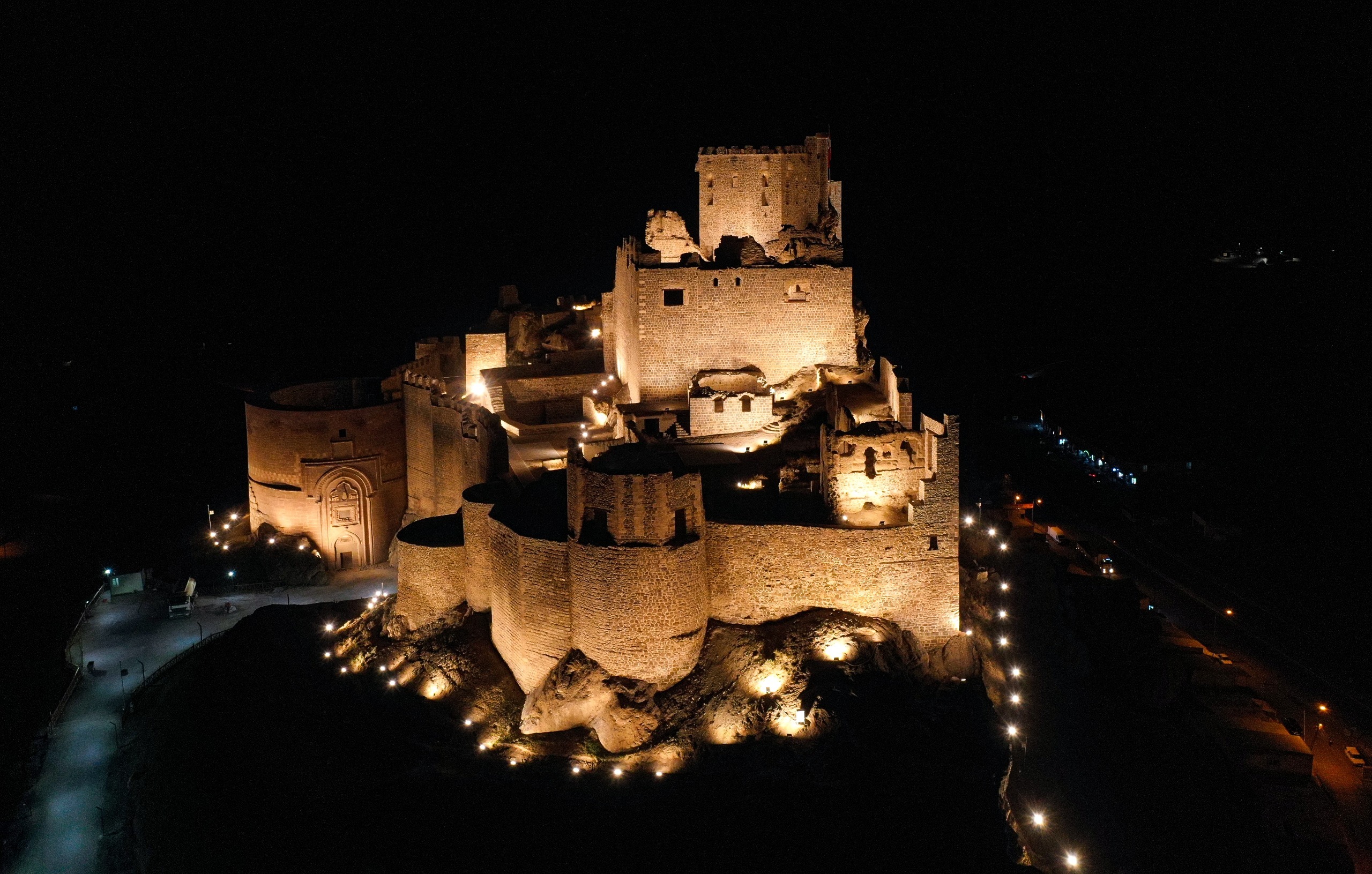 Işıklandırılan Hoşap Kalesi’nin muhteşem görünümü
