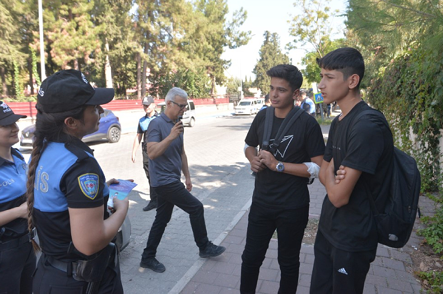 Okulun ilk gününde dersten kaçan öğrenciden gülümseten savunma