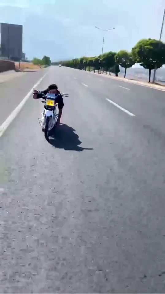 Trafikte tehlikeli hareket: motosikleti yatarak sürdü