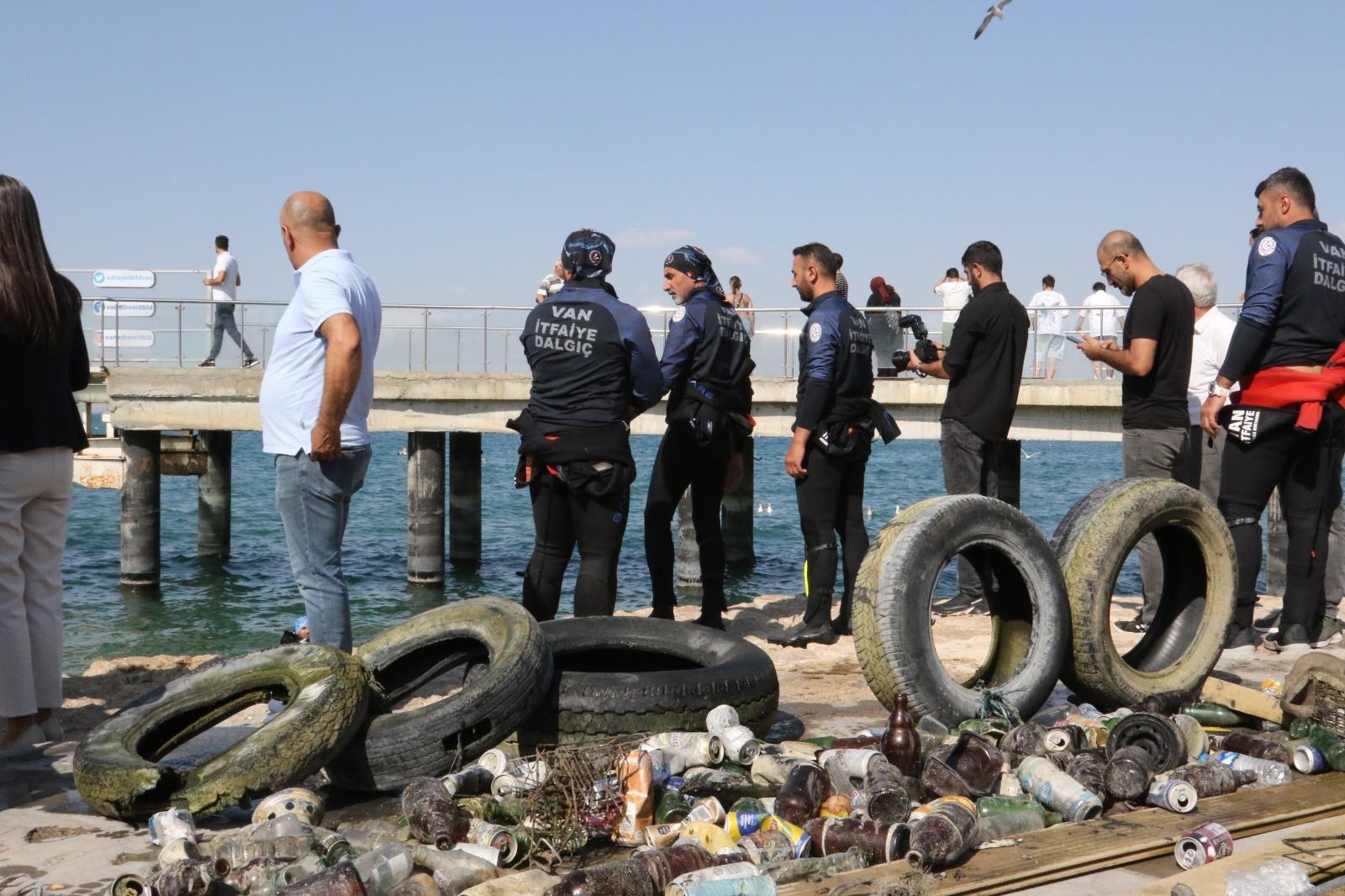 Van Gölü’nden çıkanlar hem şaşırttı hem üzdü