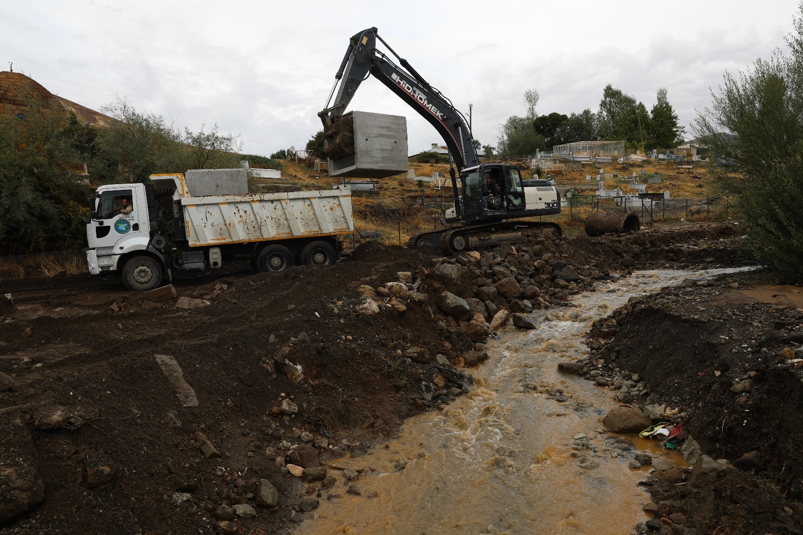 Van’da dere ıslahı ve yol çalışmaları sürüyor
