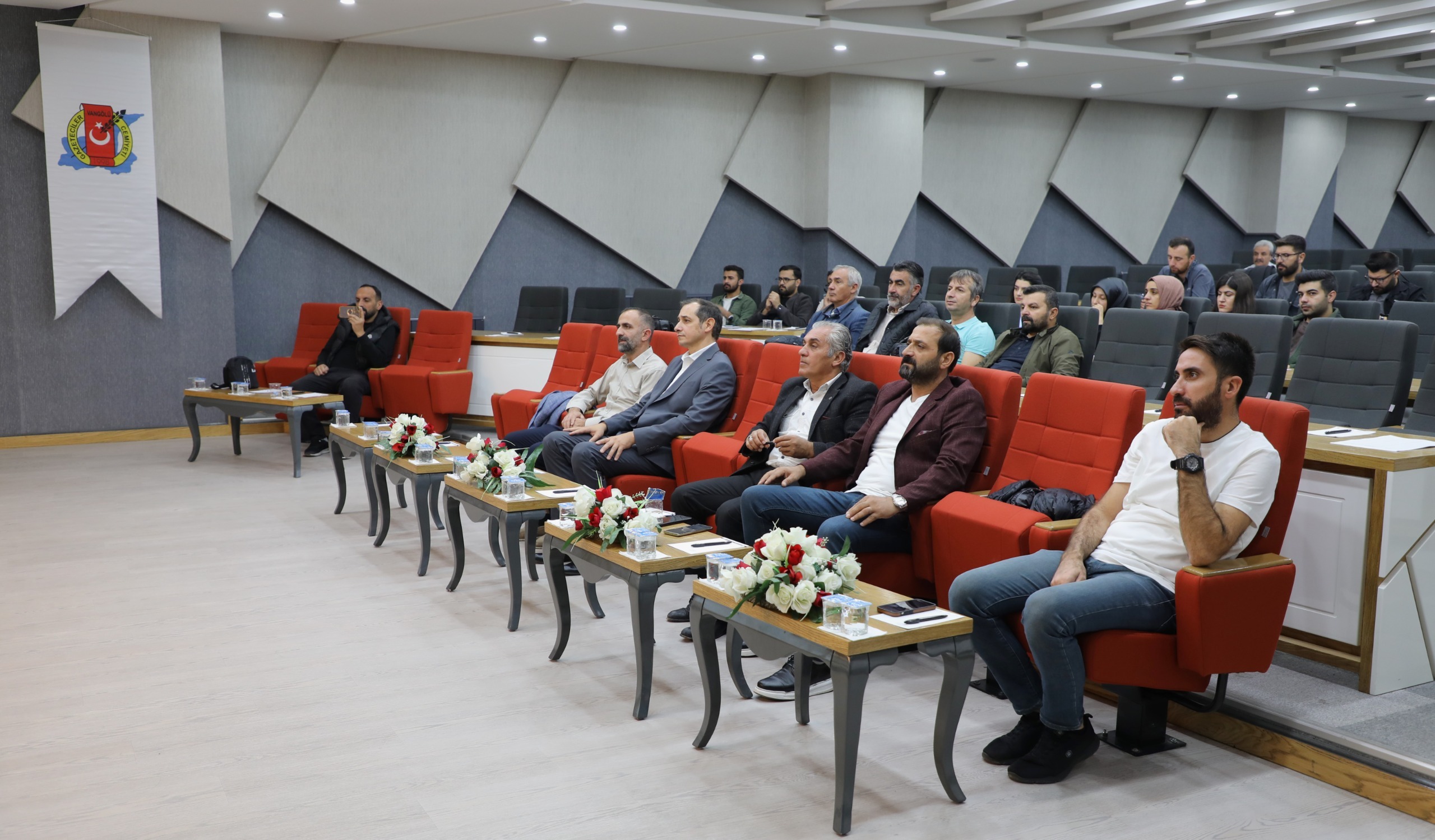 Van’da gazetecilere “Dijital Habercilik Eğitimi” verildi