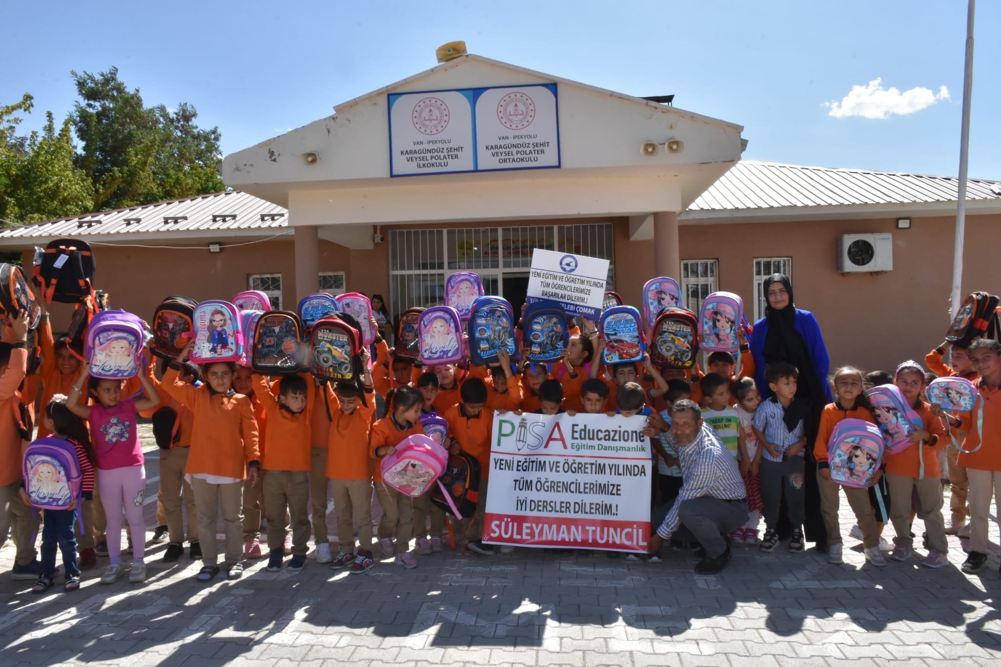 Van’da ihtiyaç sahibi öğrencilere kırtasiye desteği