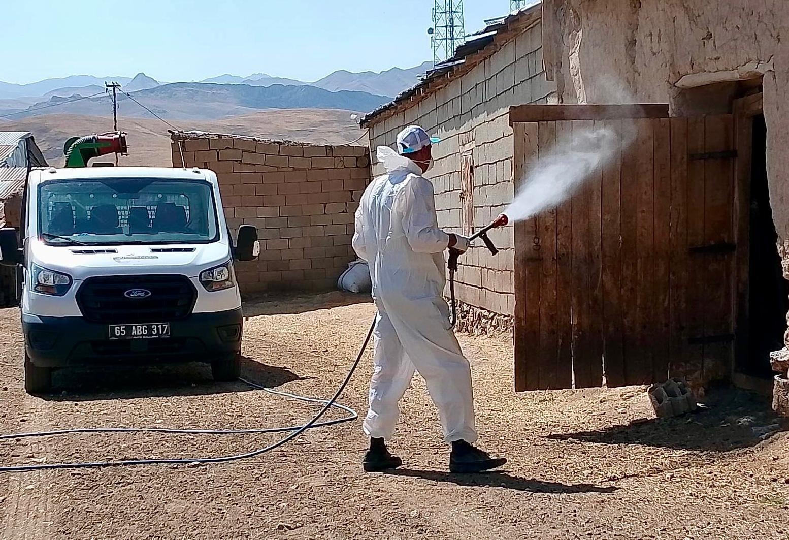 Van’da zararlılara karşı ilaçlama yapıldı