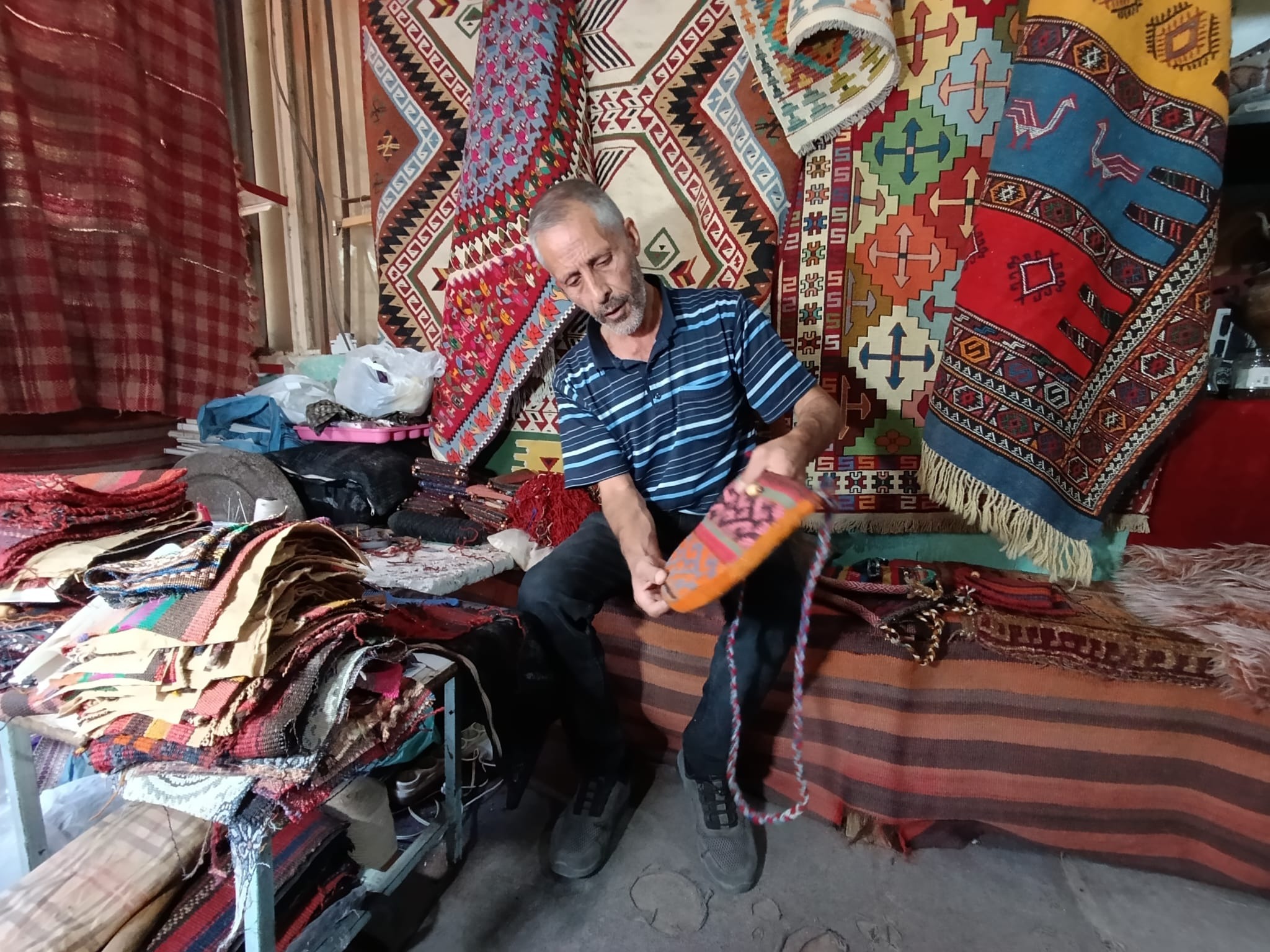 Van’ın eskiyen geleneksel kilim ve savanları hediyelik eşyaya dönüşüyor