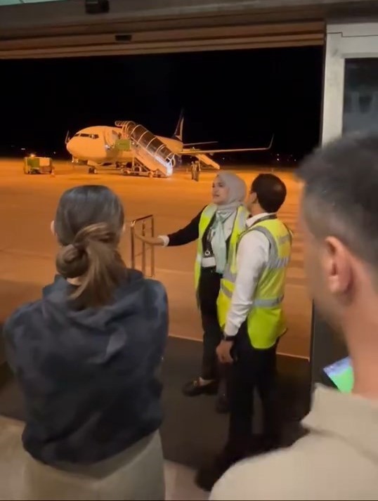 A Jet pilotu “Uçuş sürem doldu” deyince,  yolcular isyan etti