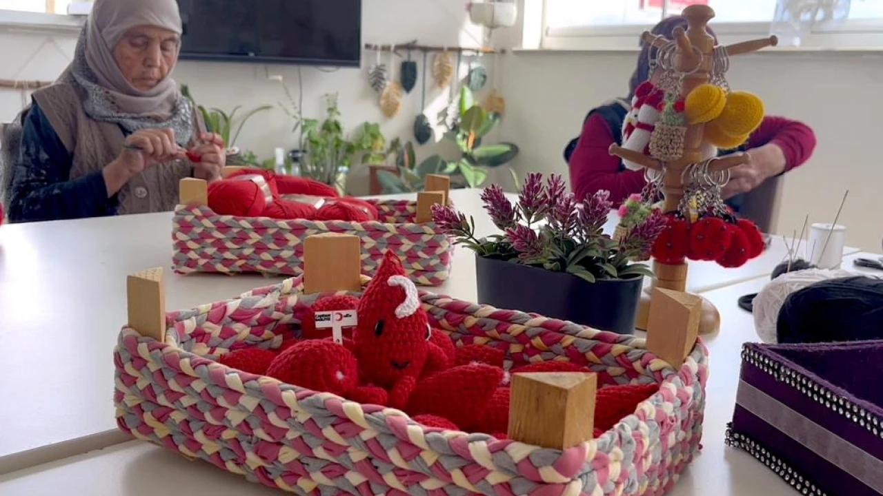 Kan bağışına dikkat çekmek için anahtarlık ördüler