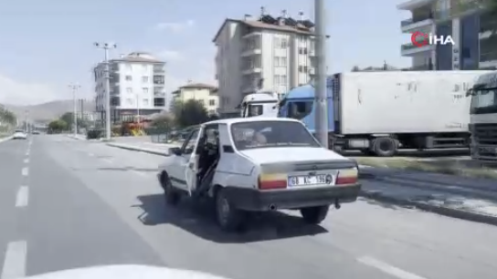 Trafikte kapısı açık seyreden otomobil bu kadarınada pes dedirtti