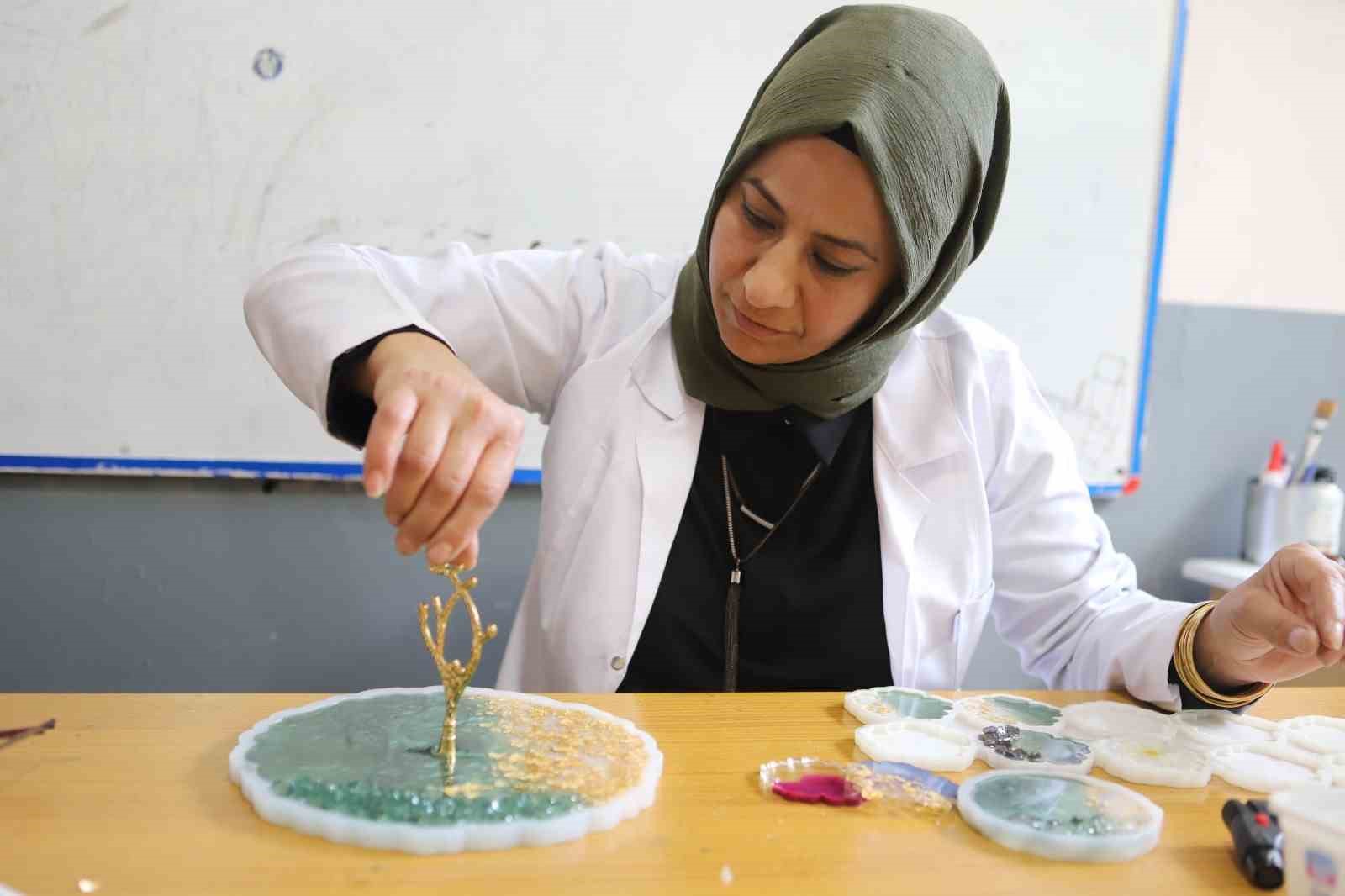 Atık camları hem sanata hemde  kazanca dönüştürüyorlar