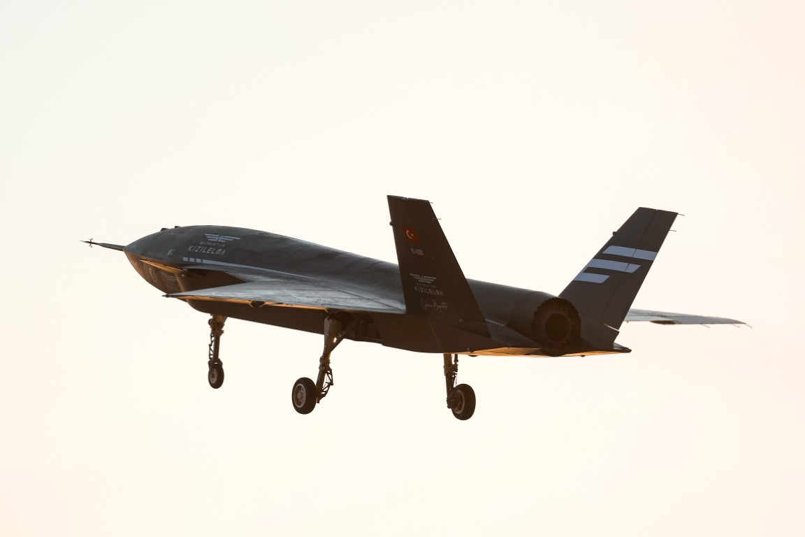 KIZILELMA’nın üretim prototipi ilk uçuş testini başarıyla tamamladı