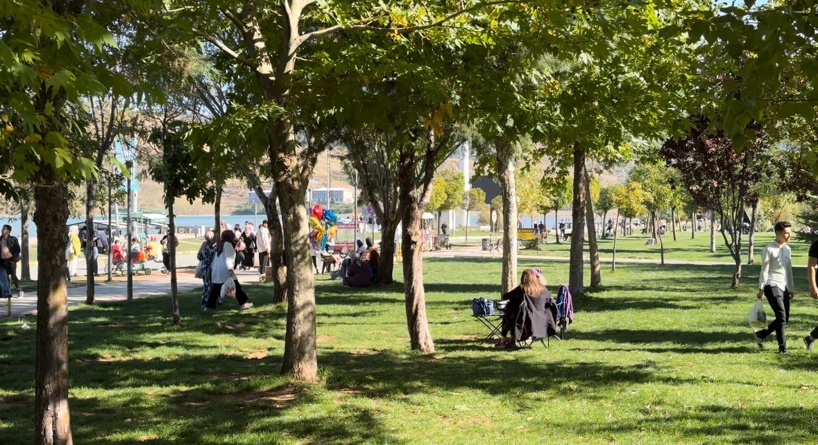 Bitlisliler güzel havayı sahilde değerlendirdi