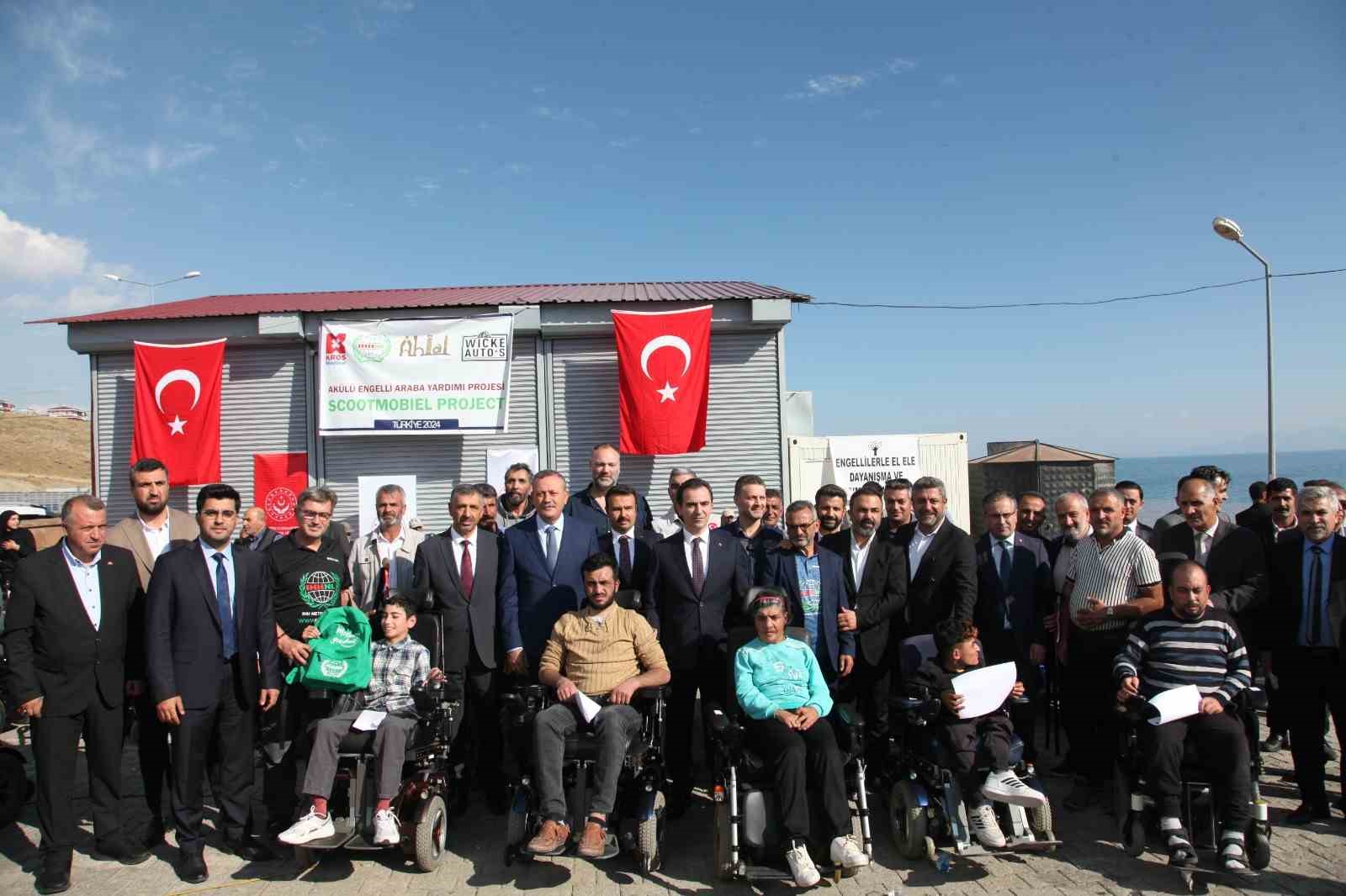 Bitlis’te  50 engelliye akülü araç hediye edildi