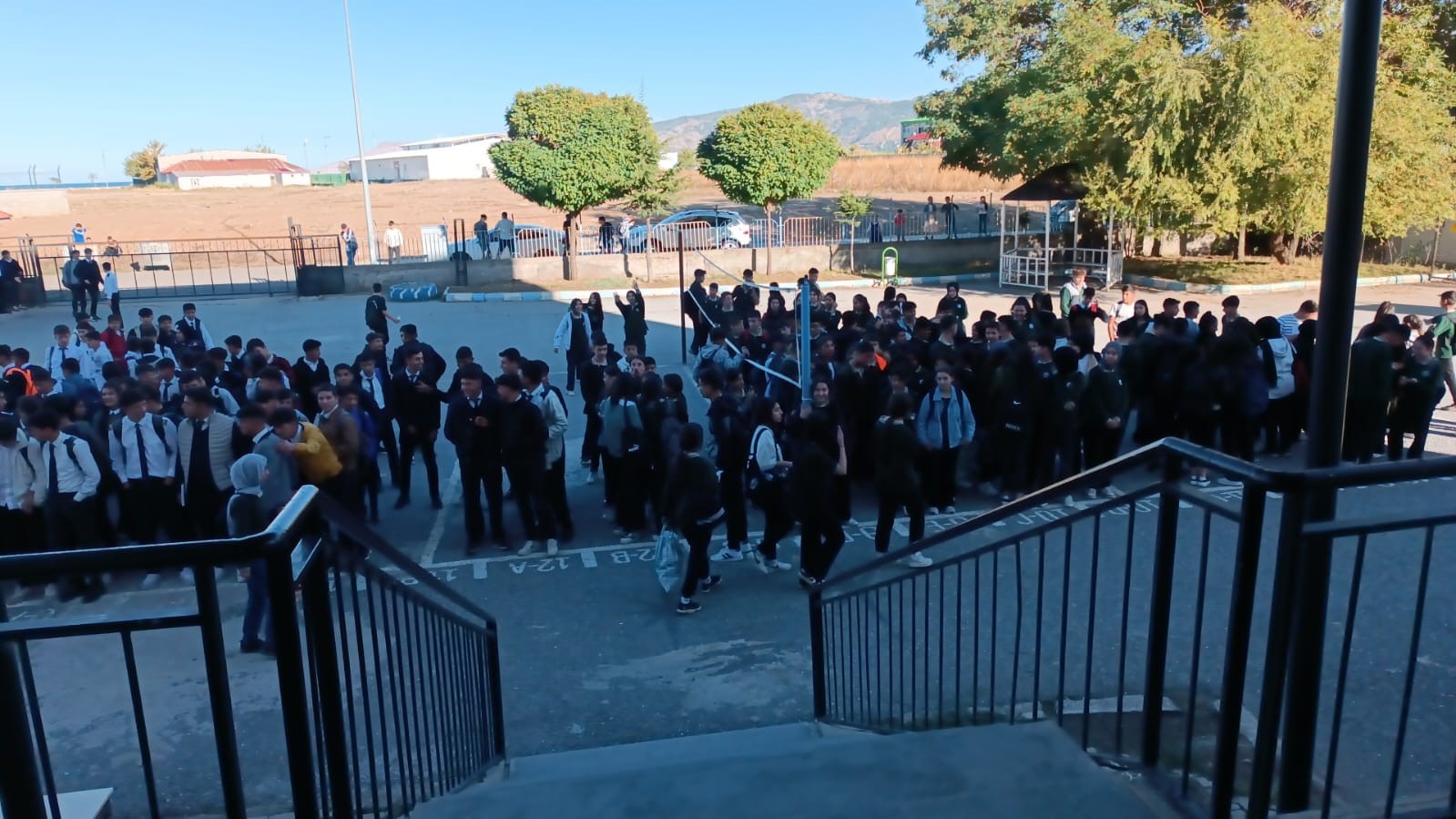 Bitlis’te  deprem sonrası okullar tedbir amaçlı boşaltıldı