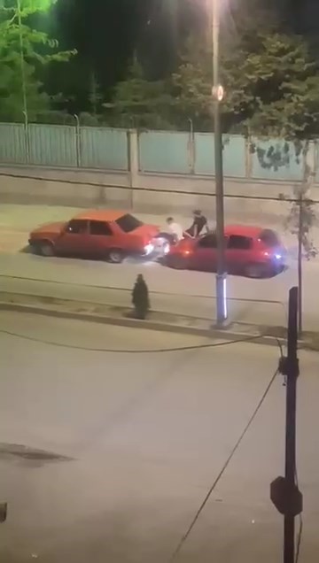 Bozulan aracı, ayaklarıyla ittiler